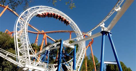 is six flags magic mountain open on christmas day